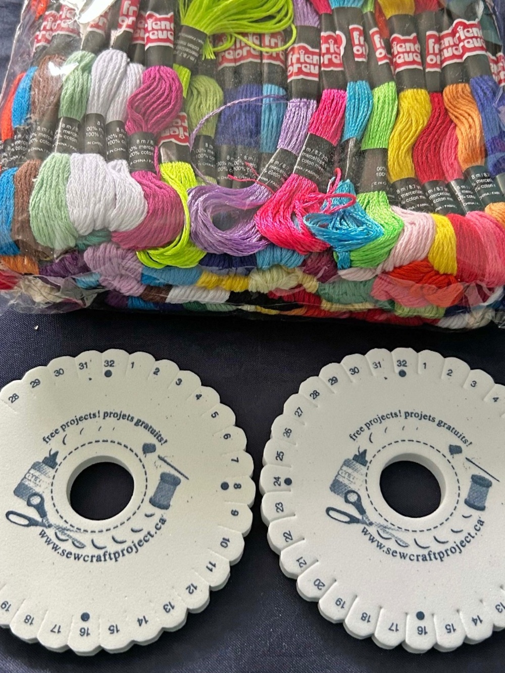 CROCHET CRAFT KIT WITH WEAVING WHEELS, IN ORIGINAL BAG, NEW, NEVER USED, NO DAMA